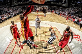 九游直播官网 -篮网观众热烈欢呼！，阿扎伦卡迎来十五赛季出色发挥上演精彩一战